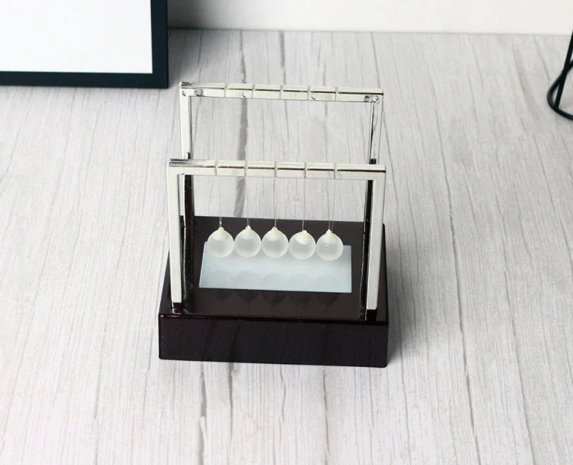 Newton’s Cradle LED Light-Up Kinetic Energy Toy – Home & Office Decor  لعبة نيوتن المضيئة بالطاقة الحركية – ديكور للمكتب والمنزل